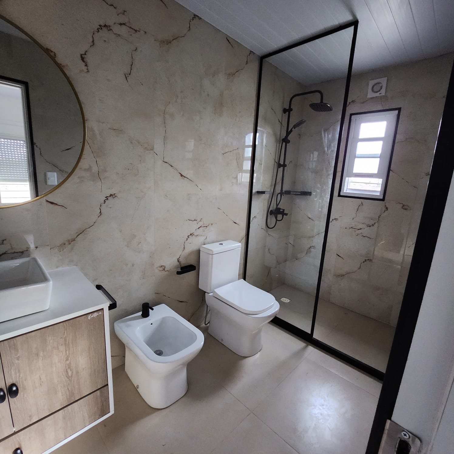 baño de casa container en Uruguay