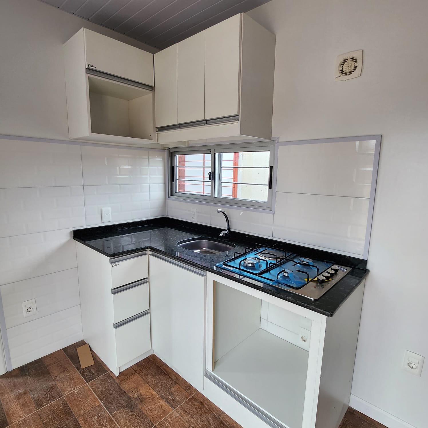 cocina de una casa contenedor en Uruguay